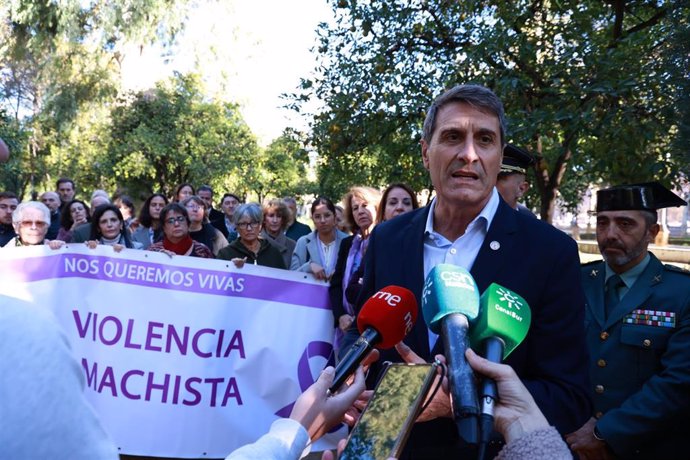 El delegado del Gobierno de España en Andalucía, Pedro Fernández, atiende a los medios en Sevilla.