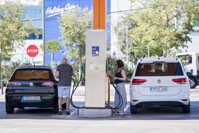 Archivo - Varios coches en una gasolinera, a 28 de julio de 2023, en Móstoles, Comunidad de Madrid (España). El Índice de Precios de Consumo (IPC) ha aumentado un 0,1% en julio en relación al mes anterior y elevó cuatro décimas su tasa interanual, hasta