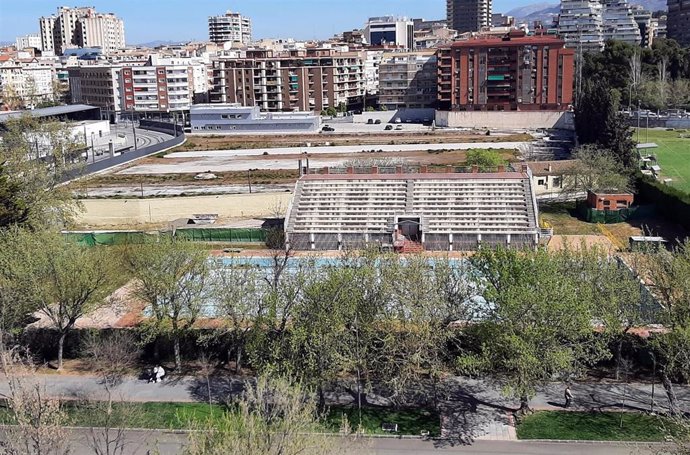 La Junta licita la reforma integral de la piscina del campus de Fuentenueva por 4,6 millones de euros.