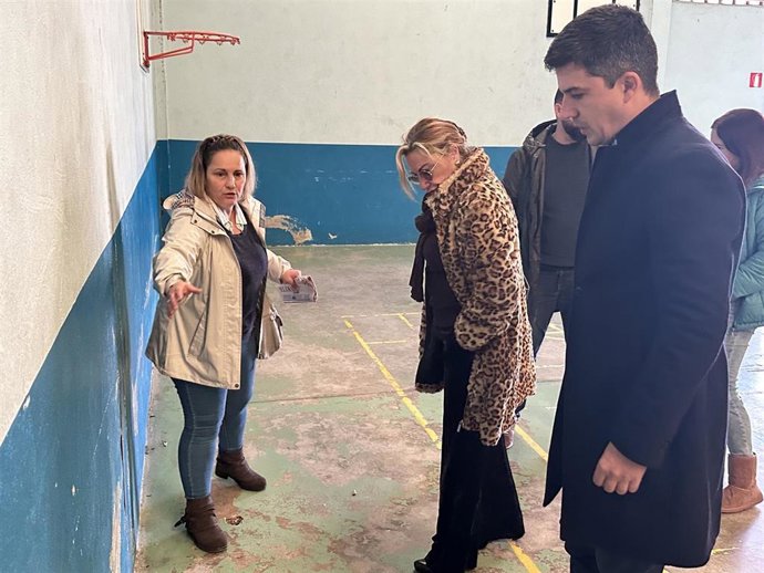 El portavoz del PSOE de Santander, Daniel Fernández, visita el pabellón del colegio Marqués de Estella