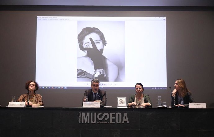 De izquierda a derecha, la directora del Museo de Navarra, Mercedes Jover, el director general de Cultura, Ignacio Apezteguía, la directora editorial de La Fábrica, Camino Brasa y la autora del libro, Celia Martín.