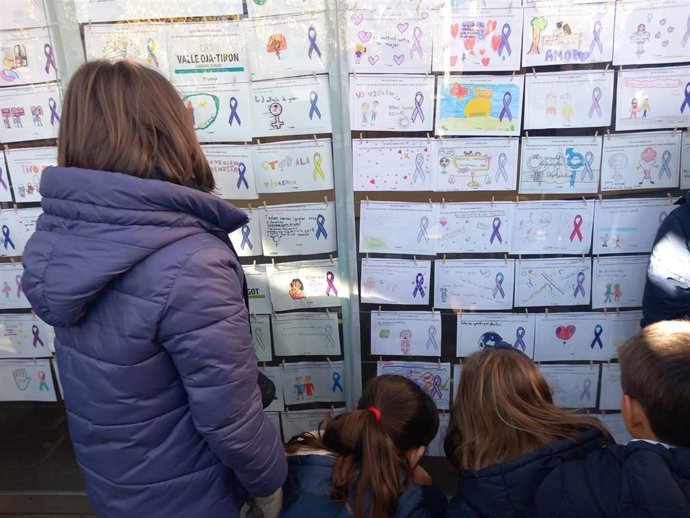Escolares riojanos inundan la concha del Espolón con más de 1.200 'Mensajes en Positivo' contra la violencia de género