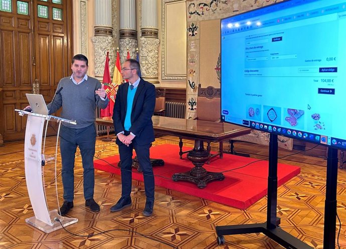 El concejal de Comercio, Mercados y Consumo de Valladolid, Víctor Martín Meléndez, presenta junto al jefe de Operaciones de Hermeneus World la nueva plataforma de venta online de Mercados.