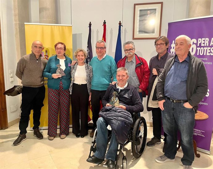 La delegada del Gobierno en Baleares, Aina Calvo, posa junto a los homenajeados.