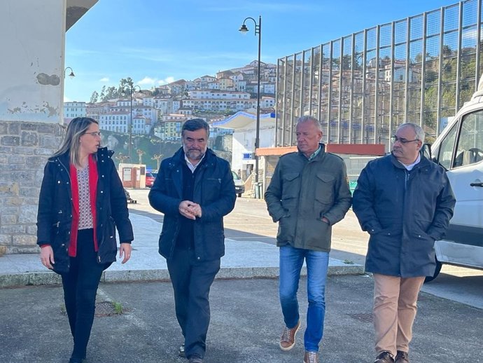Los diputados regionales, Cristina Vega y José Manuel Felgueres, el presidente del PP de Colunga, Justino Pérez, y el portavoz municipal, Javier Brea, que han visitado el puerto de Lastres.