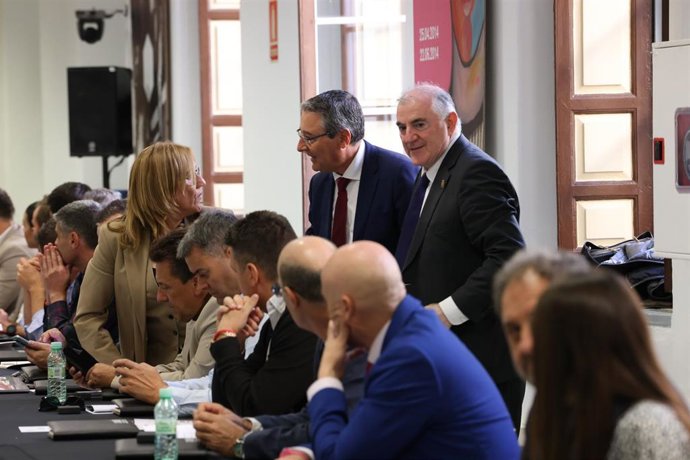 El presidente de la Diputación de Málaga, Francisco Salado, ha participado en la inauguración de este encuentro y ha incidido en la importancia de la asociación Conbé que integra a consorcios y servicios de Bomberos de más de 20 provincias.