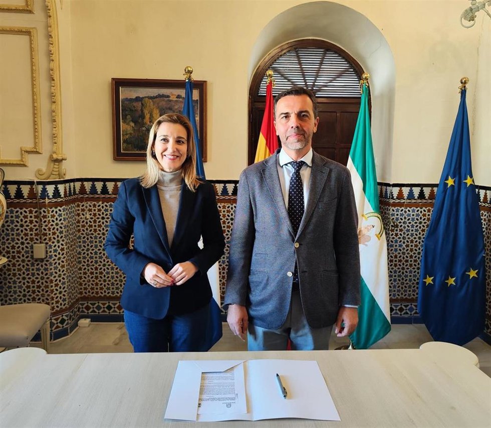 La alcalde de Alcalá, Ana Isabel Jiménez, con el delegado territorial de Justicia en Sevilla, Javier Millán.