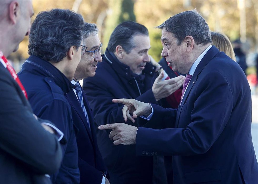 El ministro de Agricultura, Pesca y Alimentación, Luis Planas (d), y el conseller de Educación, Universidades y Empleo, José Antonio Rovira (i), a su llegada al II Encuentro Internacional Renowagro