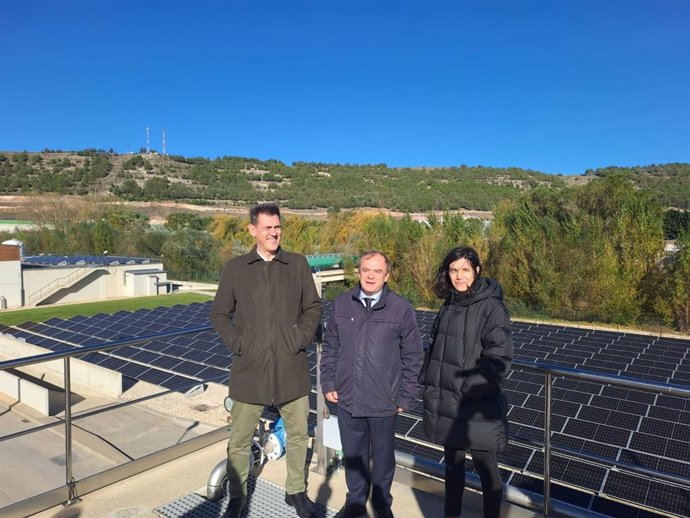 El gerente de la Sociedad Municipal de Aguas, Antonia García (i), el presidente de la Sociedad, Fernando Martínez-Acítores, y la directora técnica, Miriam Fernández