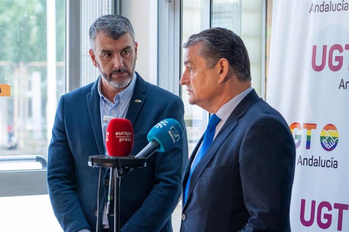 Archivo - El consejero de la Presidencia, Interior, Diálogo Social y Simplificación Administrativa, Antonio Sanz, atiende a los medios de comunicación junto al secretario general de UGT-A, Oskar Martín en la sede de UGT-A. (Foto de archivo).