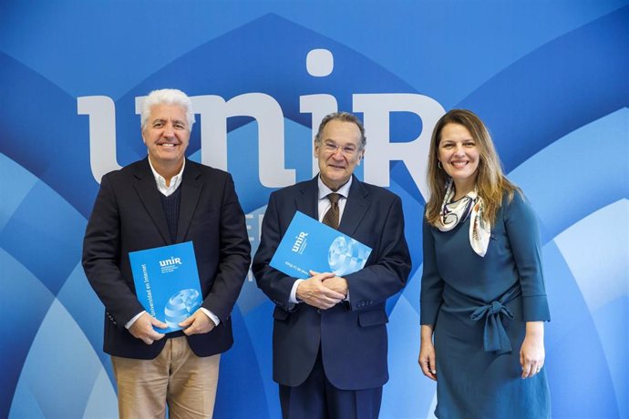 UNIR y la Asociación Enoturismo Chile firman un convenio para impulsar la formación del sector