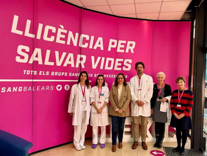La consellera de Salud, Manuela García, visita el Banco de Sangre y Tejidos de Baleares