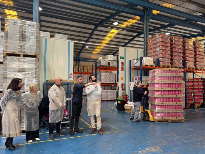 El alcalde de Dos Hermanas, Francisco Rodríguez, acompañado de la delegada de Promoción Económica e Innovación, Carmen Gil, y el delegado de Cohesión Social, Juan Pedro Rodríguez, han visitado las instalaciones de la empresa de El Milagrito.