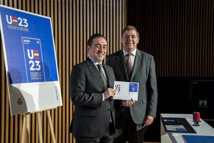 El ministro de Asuntos Exteriores, Unión Europea y Cooperación, José Manuel Albares (i) y el presidente de Correos, Juan Manuel Serrano (d), presentan el sello de correos UE 2023, en el Palacio Marqués de Salamanca, a 23 de noviembre de 2023, en Madrid 