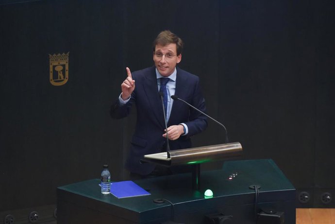 El alcalde de Madrid, José Luis Martínez-Almeida, interviene durante una sesión extraordinaria del Pleno municipal  