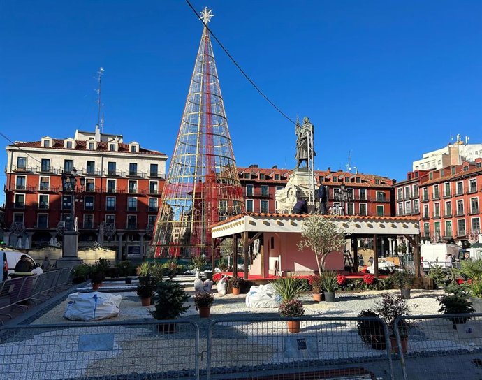 Montaje del Mercado Navideño y el Belén en la Plaza Mayor de Valladolid.