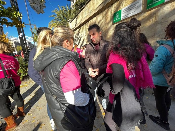 Noel López conversa con PTIS en una concentración en su defensa