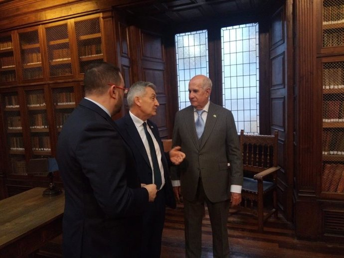 Archivo - Juan Antonio Pérez Simón, a la derecha