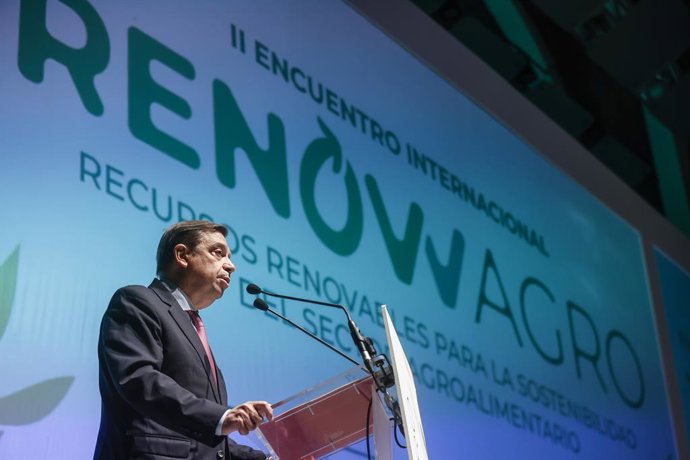 El ministro de Agricultura, Pesca y Alimentación, Luis Planas, interviene durante el II Encuentro Internacional Renowagro, en el Palau de Les Arts, a 23 de noviembre de 2023, en Valencia, Comunidad Valenciana (España). El encuentro está organizado por F