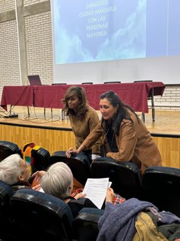 La consejera municipal de Políticas Sociales, Marian Orós, y la concejal delegada del Mayor, Paloma Espinosa, con personas mayores