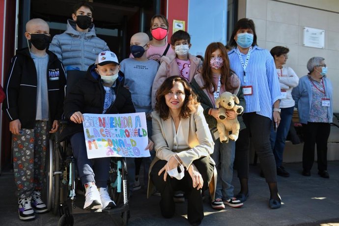 La presidenta de la Comunidad de Madrid, Isabel Díaz Ayuso, visita la Casa Ronald McDonald de Madrid en el recinto del Hospital público Universitario Infantil Niño Jesús