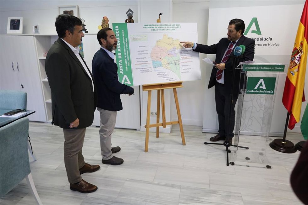 El delegado de la Junta en Huelva, José Manuel Correa (izquierda) y el delegado territorial de Fomento, Articulación del Territorio y Vivienda, Jaime Pérez (derecha).