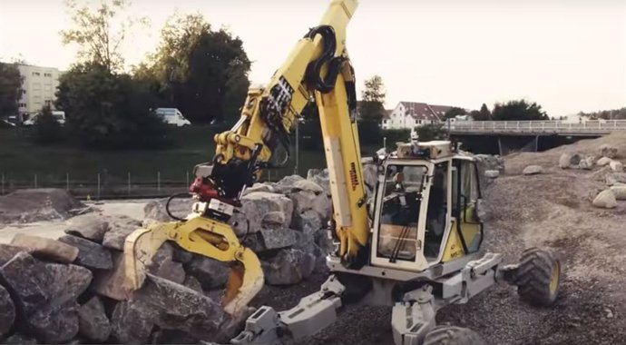 Excavadora convertida en robot autónomo