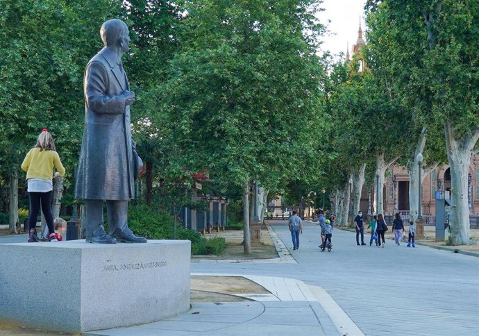 Archivo - Escultura de Aníbal González en la Plaza de España, espacio y edificio que diseñó.