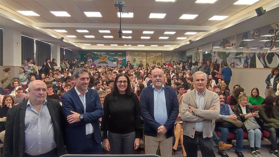 Los catedráticos Francisco Bastida Freijedo, José Manuel Paredes Castañón y Javier Andrés González Vega, junto al decano Javier Fernández Teruelo y la profesora Regina Fonseca Fortes-Furtado.