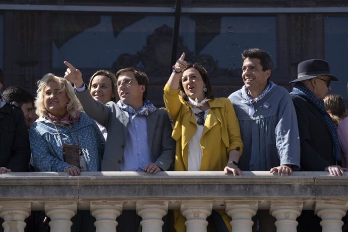 Archivo - El alcalde de Madrid, José Luis Martínez-Almeida, junto a la alcaldesa de Valncia, María José Catalá, y el presidente de la Generalitat, Carlos Mazón, en una 'masclet' de las Fallas de 2023.  