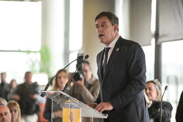 El candidato del PsdeG a la Presidencia de la Xunta, José Ramón Gómez Besteiro, y la alcaldesa de A Coruña, Inés Rey