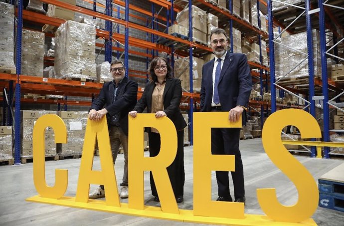 El presidente del Port de Barcelona, Lluís Salvadó; el alcalde de el Prat de Llobregat (Barcelona), Lluís Mijoler, y la directora general de Fundación Cares, Helena Borbón.