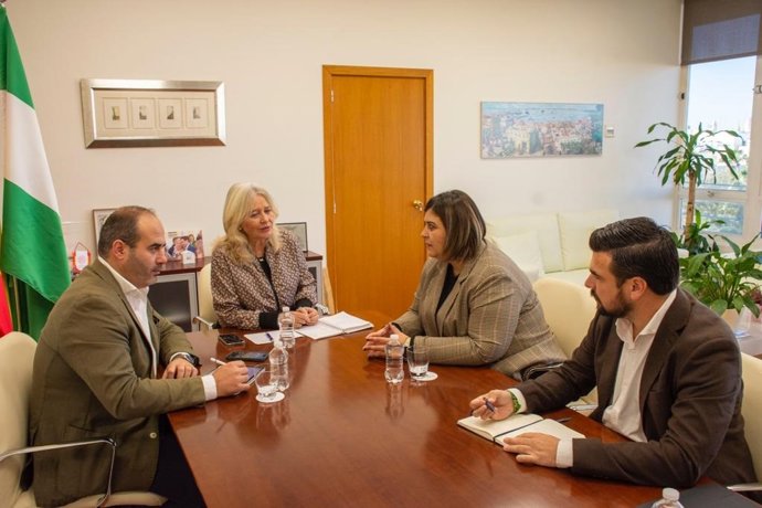 Mercedes Colombo con la alcaldesa de Conil.