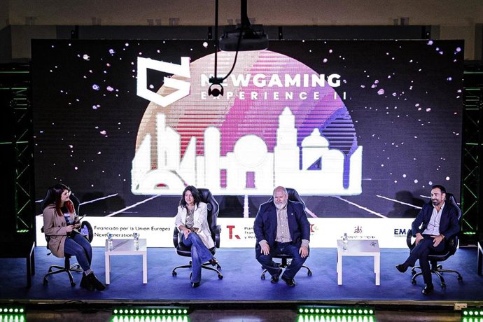 El vicepresidente tercero de la Diputación de Córdoba, Félix Romero (dcha.), en la inauguración de la II New Gaming Experience.