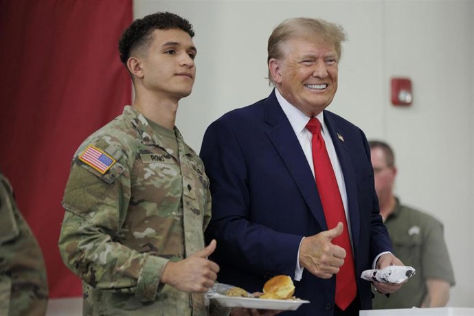Donald Trump junto a un soldado estadounidense.