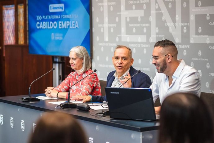 El consejero de Empleo y Educación, Efraín Medina; la gerente en funciones de Fifede, Elena de la Guardia, y el técnico del proyecto Cabildo Emplea, Lucas Morales
