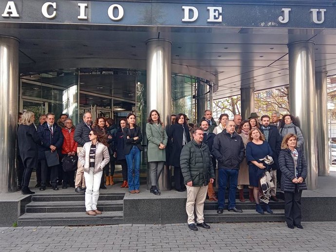 Concentración de los juristas de la Audiencia Provincial de Álava en defensa de la independencia judicial