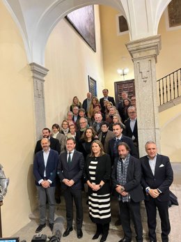 Foto de familia de los participantes en la Asamblea de la Red de Ciudades AVE.