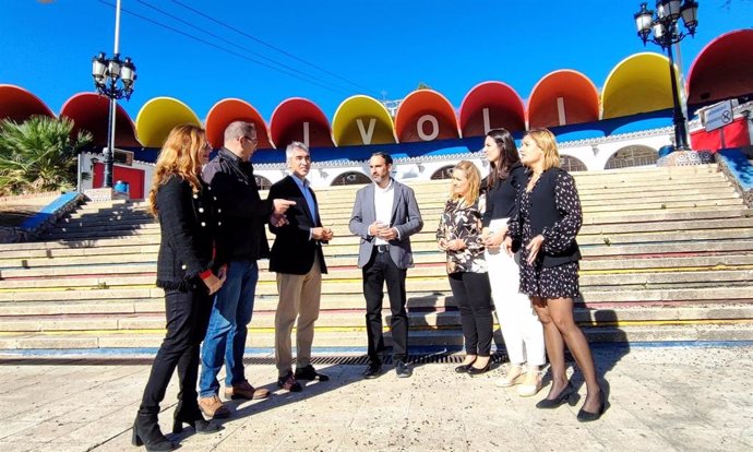 El secretario general del PSOE de Málaga, Daniel Pérez, y su homólogo en Benalmádena, Víctor Navas, junto a otros representantes del PSOE en la localidad.