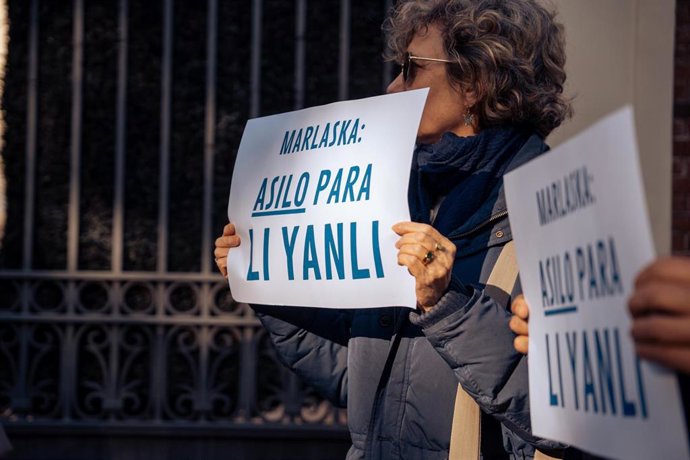 Una mujer con un cartel contra la deportación de la ciudadana china, en la puerta del Ministerio de Interior, a 10 de noviembre de 2023.
