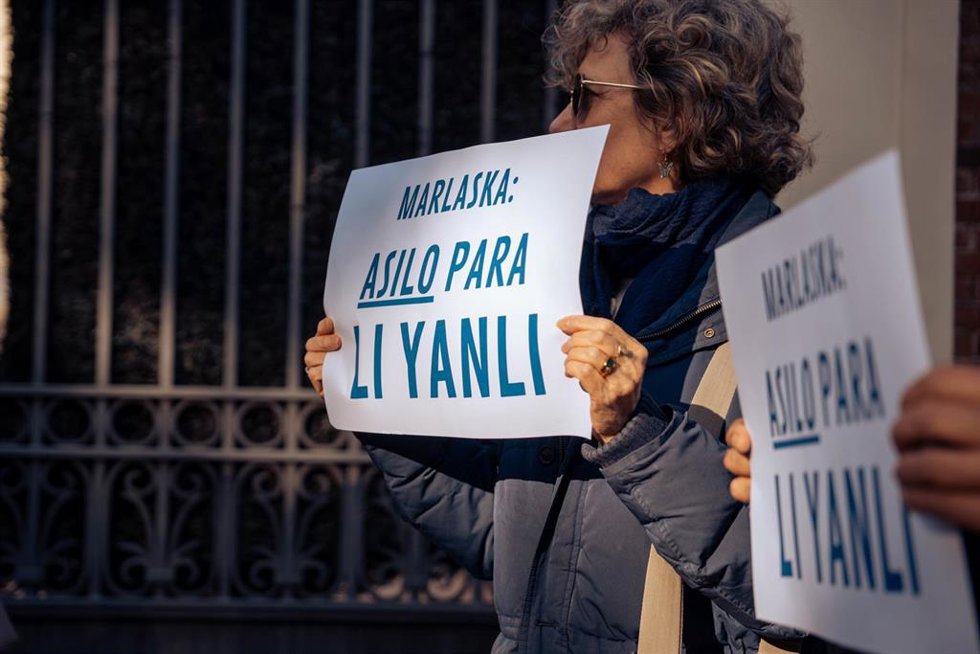 Una mujer con un cartel contra la deportación de la ciudadana china, en la puerta del Ministerio de Interior, a 10 de noviembre de 2023.