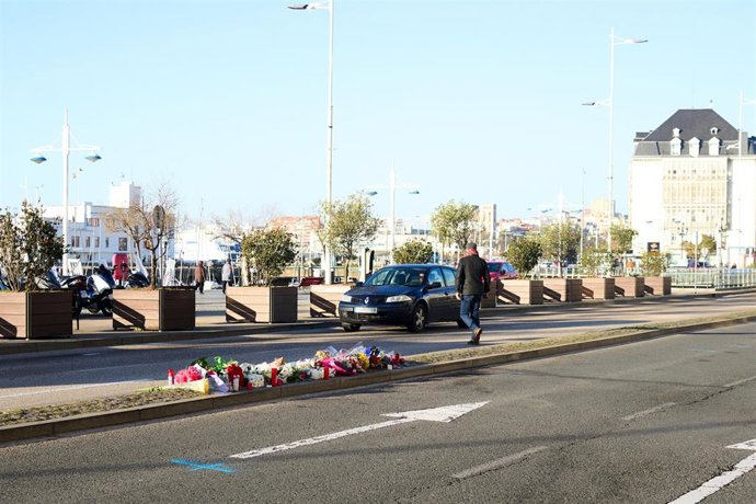 Archivo - Flores depositadas en la calle Castelar, de doble sentido, donde el pasado viernes, 3 de febrero, se produjo un atropello mortal a un motorista de 19 años, a 8 de febrero de 2023, en Santander, Cantabria (España). Los hechos sucedieron la noch
