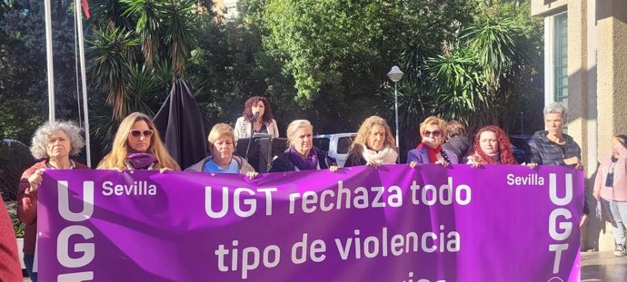 Concentración de UGT contra la violencia, junto a su sede, en vísperas del 25 de noviembre.