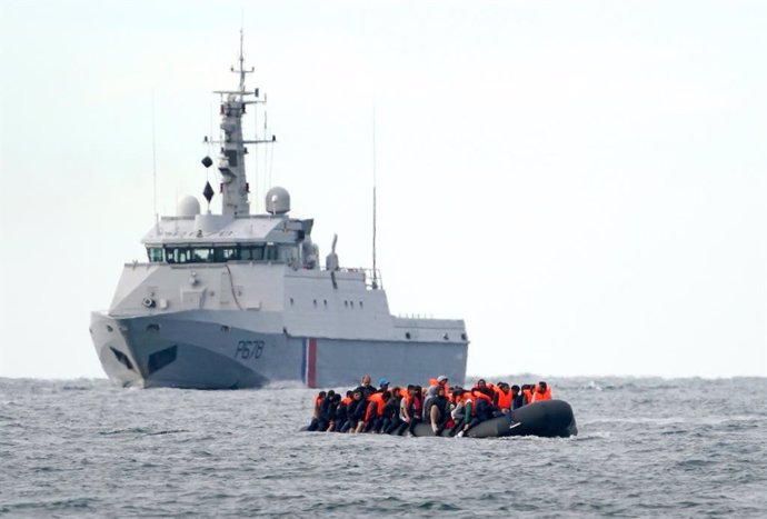 Archivo - 29 August 2023, United Kingdom, ---: A group of people thought to be migrants are escorted by a French patrol vessel as they cross the Channel in a small boat traveling from the coast of France and heading in the direction of Dover. Photo: Gar