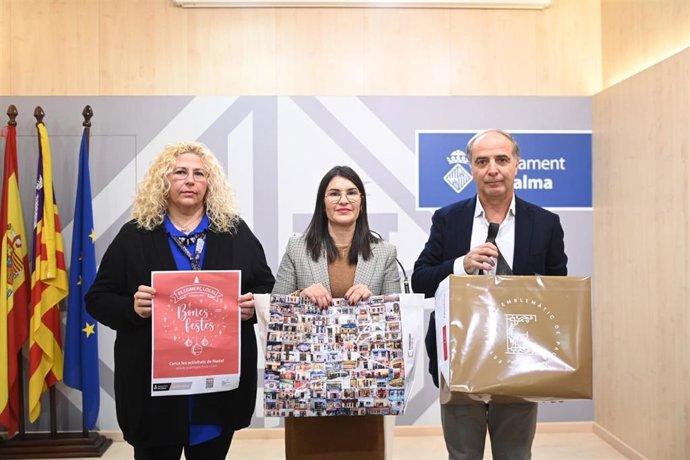 La regidora de Economía, Comercio, Mercados y Ferias de Cort, Lupe Ferrer, la directora general de Mercados y Ferias, María del Carmen Esparza, i el director general de Comercio, Toni Fuster.
