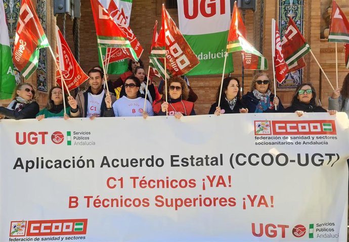 Los sindicatos UGT y CCOO, junto a centenares de trabajadores del Servicio Andaluz de Salud (SAS), se han manifestado frente a la Subdelegación del Gobierno en Sevilla para exigir la reclasificación profesional de miles de técnicos del SAS.