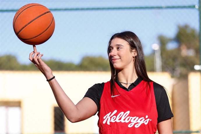 La jugadora de baloncesto Raquel Carrera posa para Europa Press.