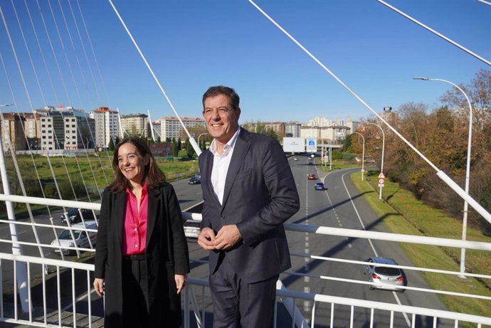 El candidato socialista a la presidencia de la Xunta, José Ramón Gómez Besteiro, y la alcaldesa de A Coruña, Inés Rey, en la pasarela de Matogrande, en la avenida de Alfonso Molina