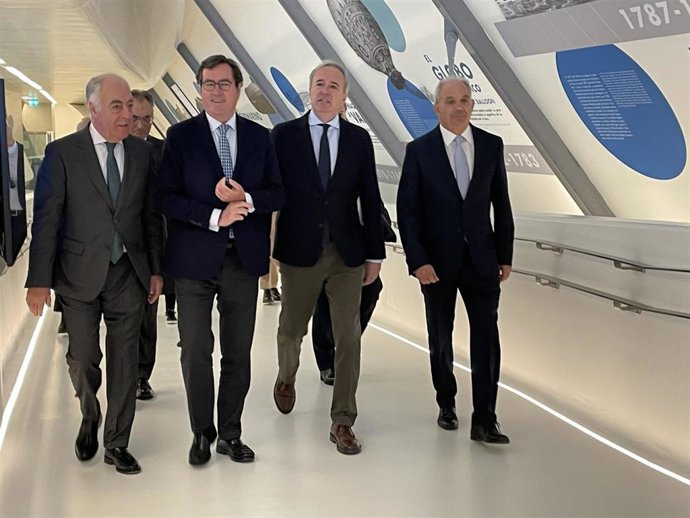 El presidente de CEOE, Antonio Garamendi, el presidente de CEOE Aragón, Miguel Marzo, el presidente del Gobierno de Aragón, Jorge Azcón, y el director general de Fundación Ibercaja, José Luis Rodrigo Escrig, en el Foro de Movilidad Sostenible.