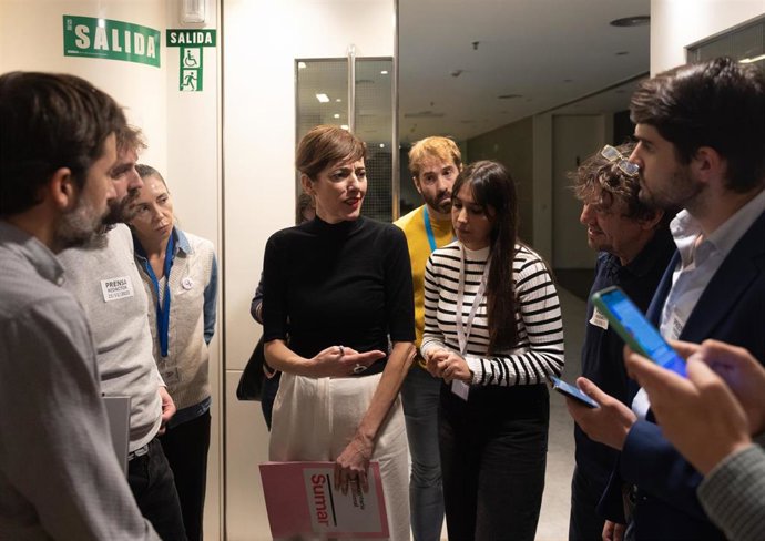La portavoz de Sumar en el Congreso, Marta Lois (c), a su salida de una rueda de prensa posterior a la reunión de la Junta de Portavoces, a 23 de noviembre de 2023, en Madrid (España).